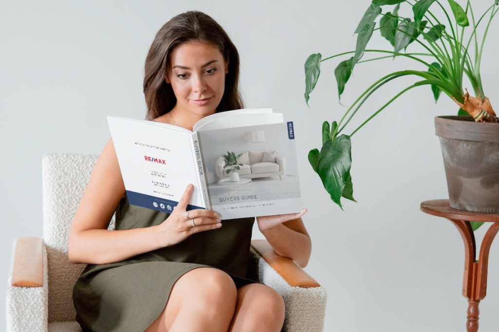 Buyers guide mock image with woman hubspot (1)